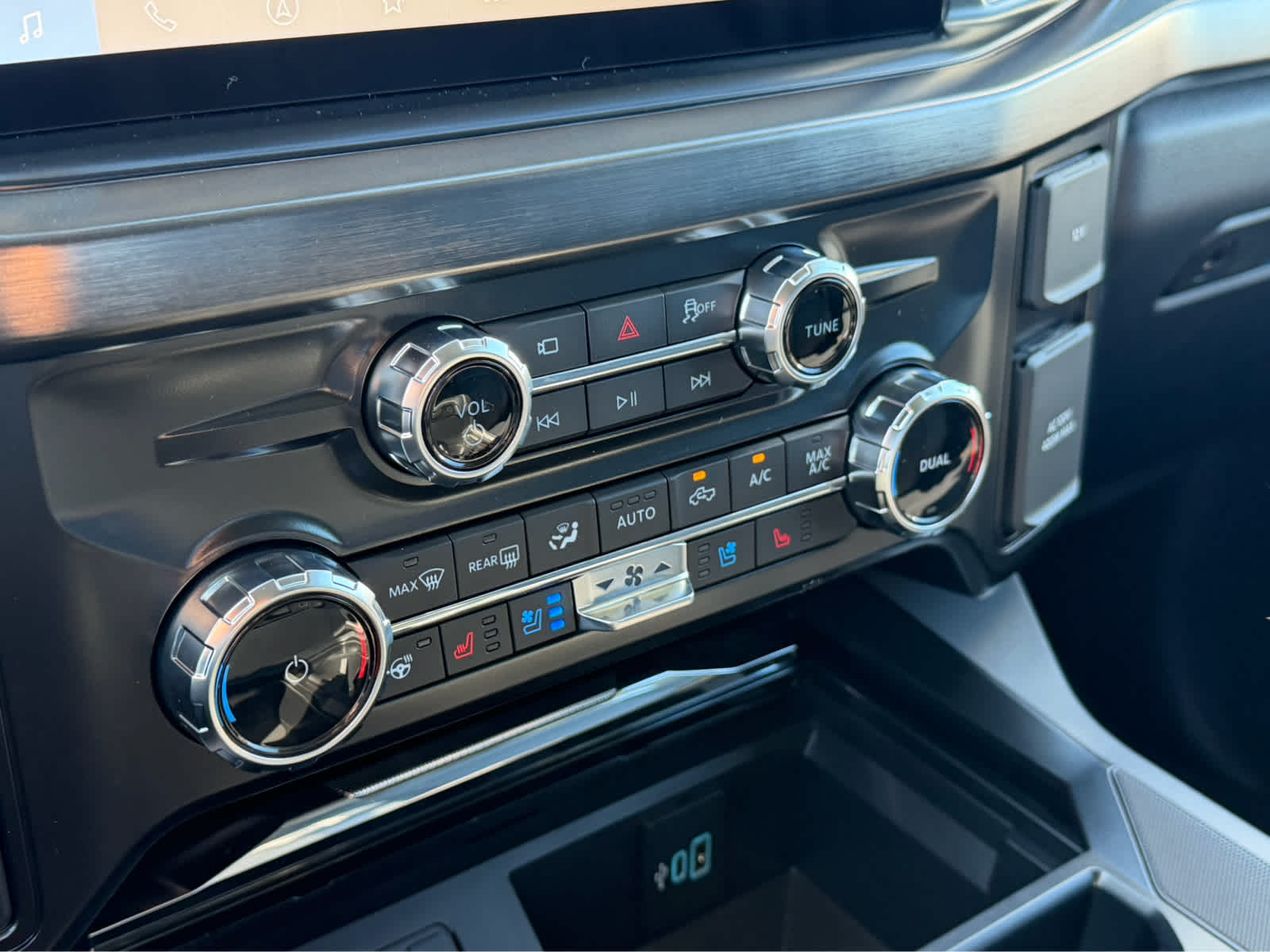 2027 Ford Super Duty F-350 DRW LARIAT