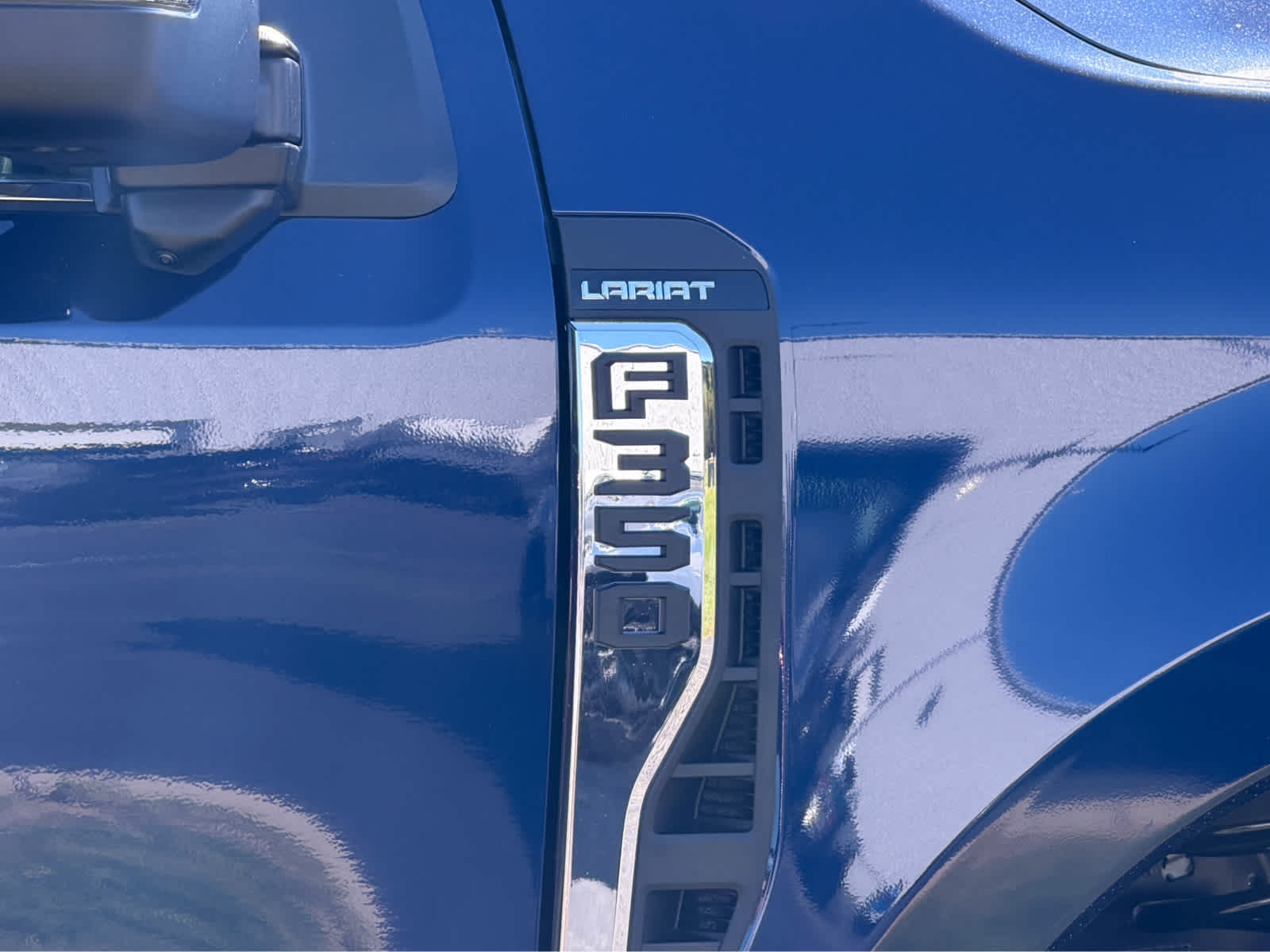2027 Ford Super Duty F-350 DRW LARIAT