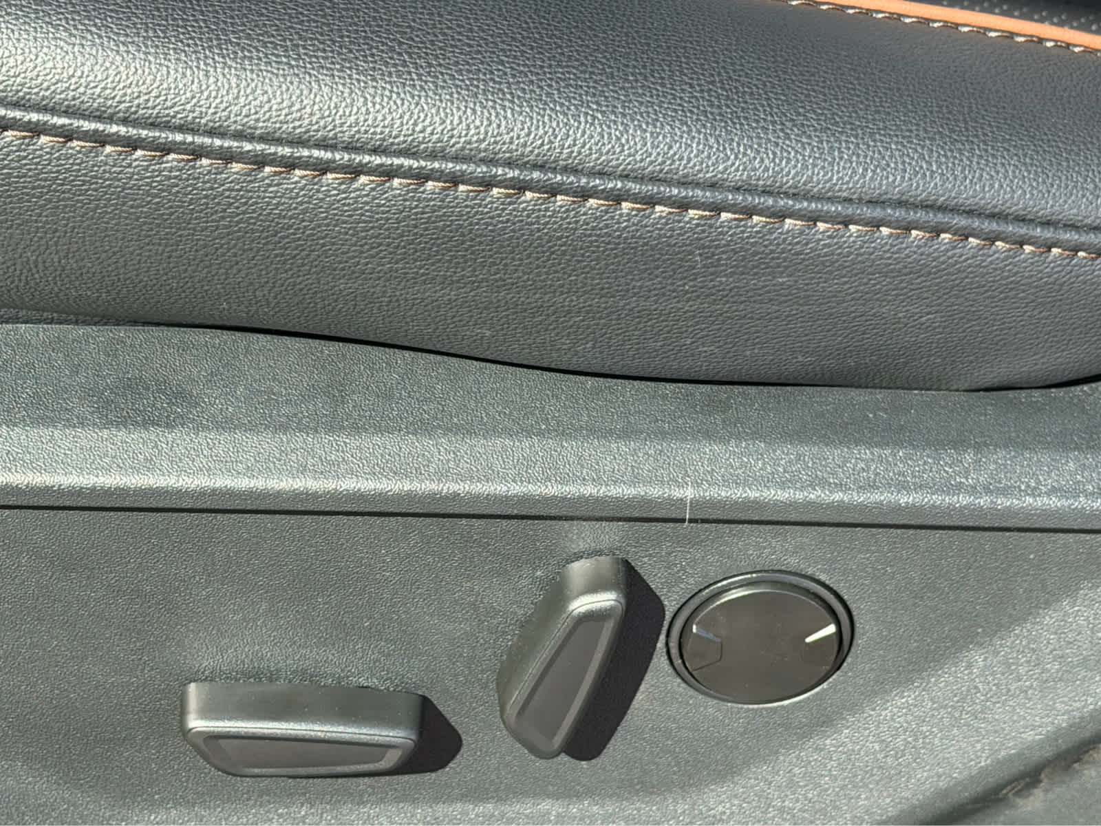 2027 Ford Super Duty F-350 DRW LARIAT