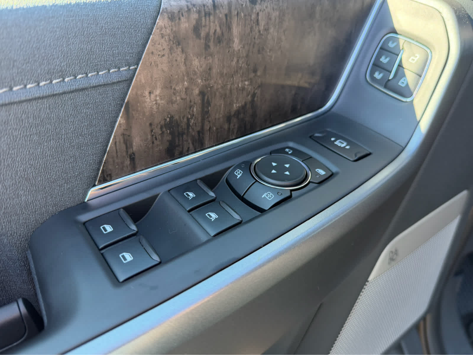 2027 Ford Super Duty F-350 DRW LARIAT
