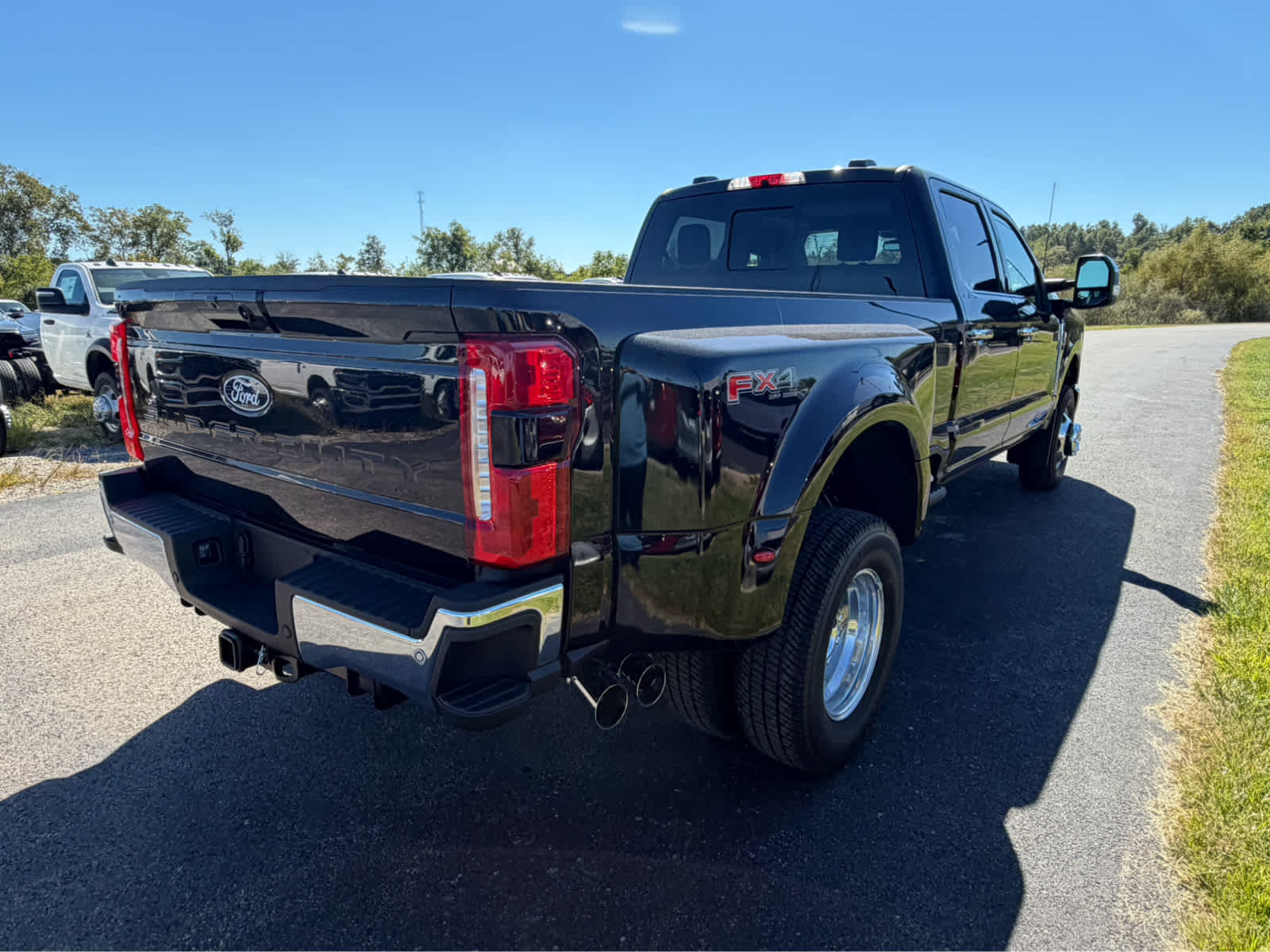 2027 Ford Super Duty F-350 DRW LARIAT