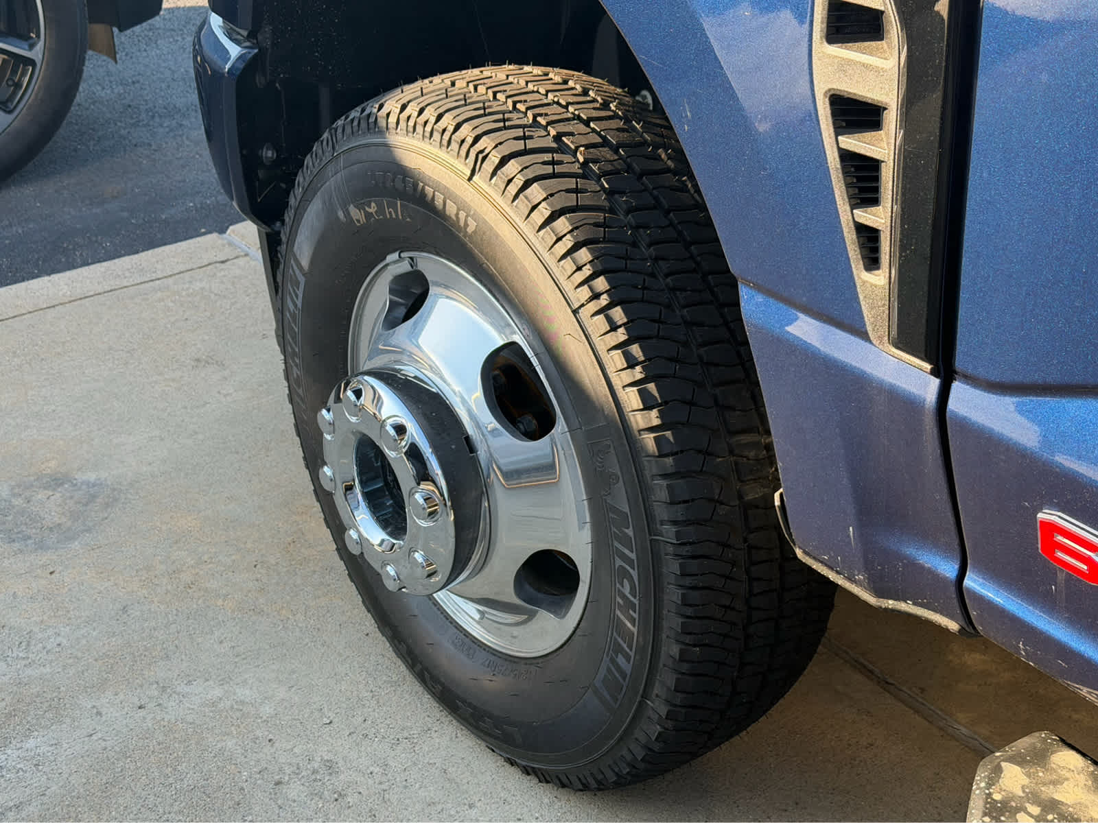 2027 Ford Super Duty F-350 DRW XL