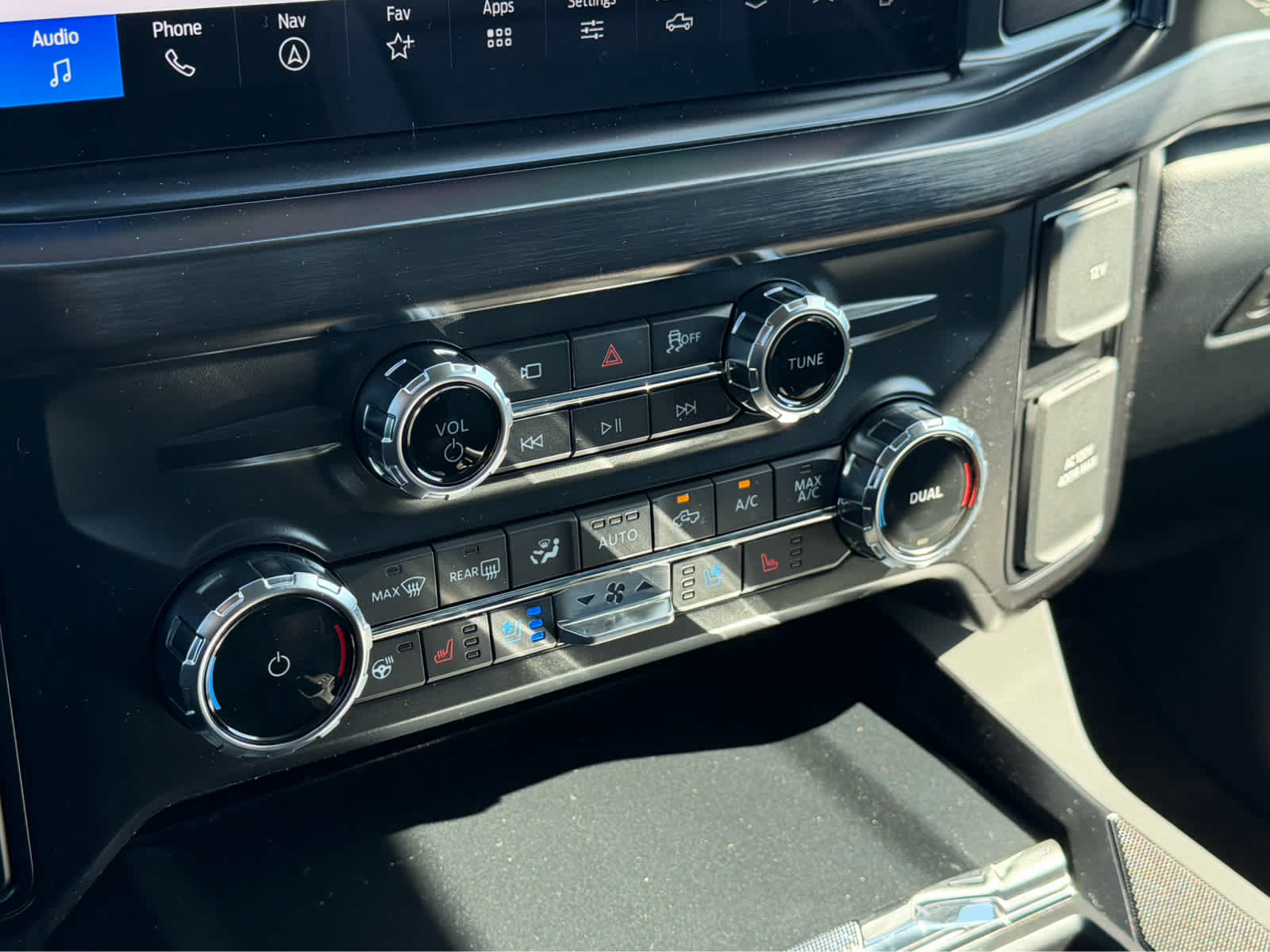 2027 Ford Super Duty F-350 DRW LARIAT