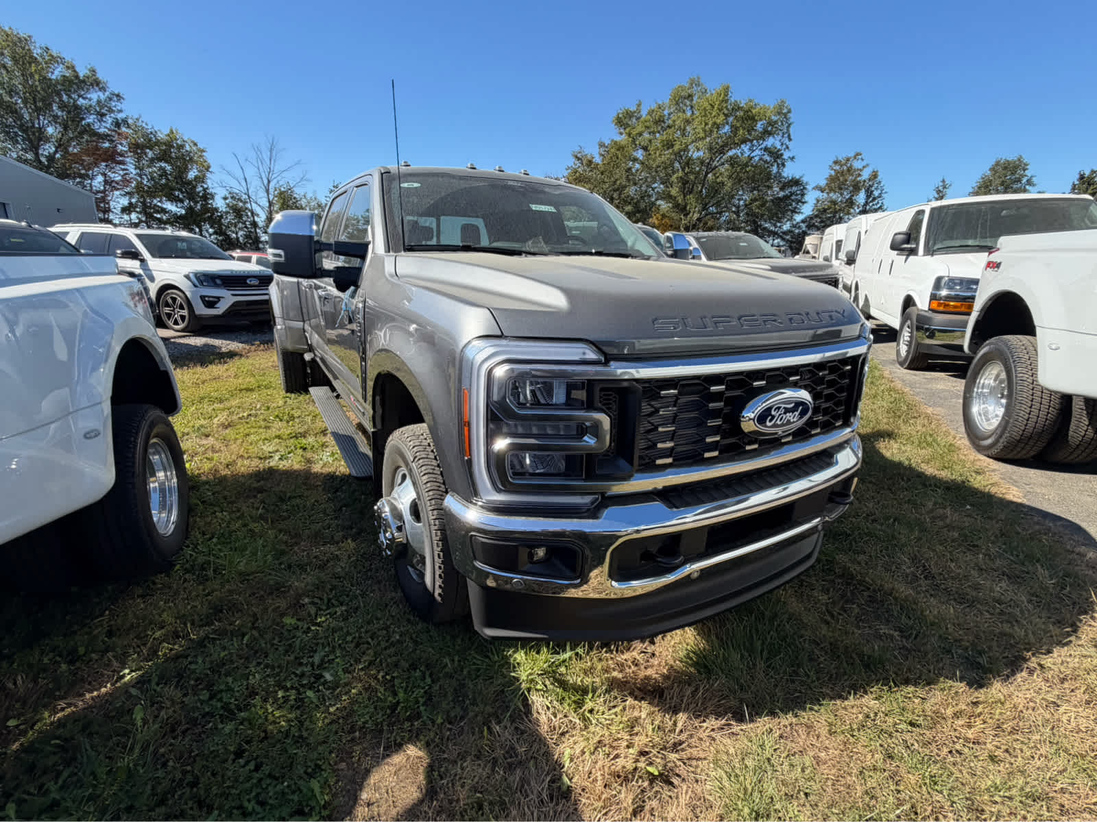 2027 Ford Super Duty F-350 DRW LARIAT