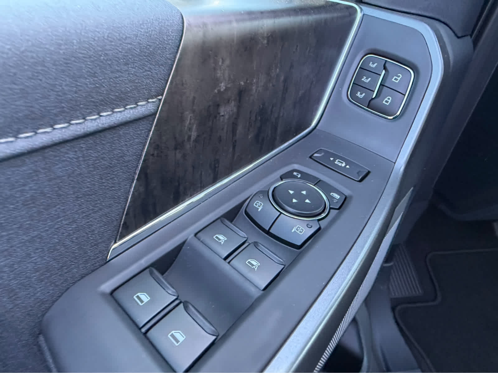 2027 Ford Super Duty F-350 DRW LARIAT