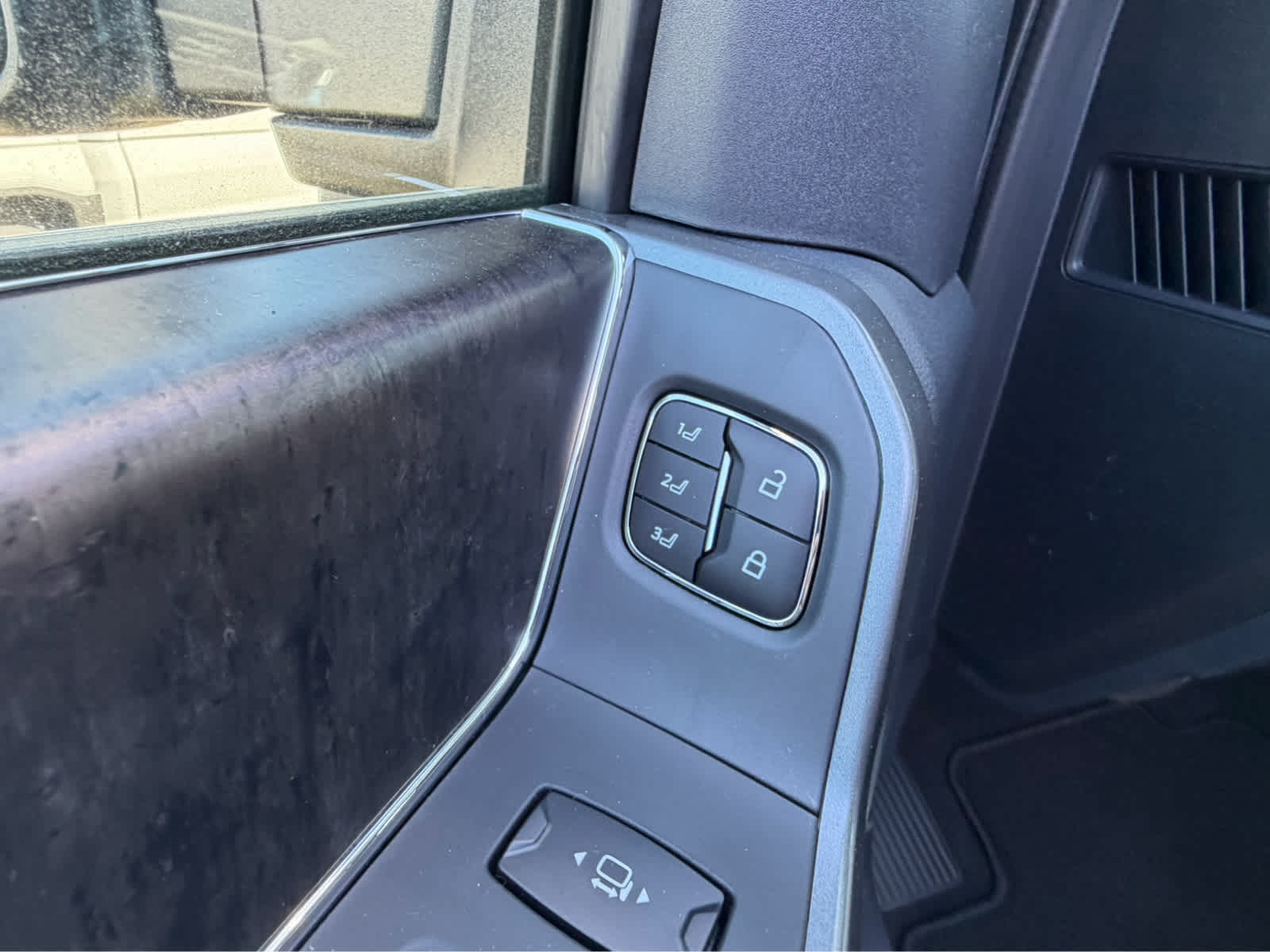 2027 Ford Super Duty F-350 DRW LARIAT